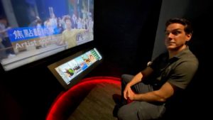 hong kong stretched, stretched display